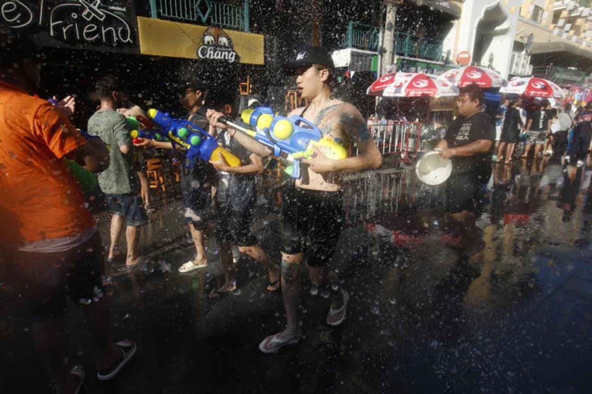 Justiça da Tailândia alerta foliões do Songkran: contato físico sem consentimento pode levar à prisão