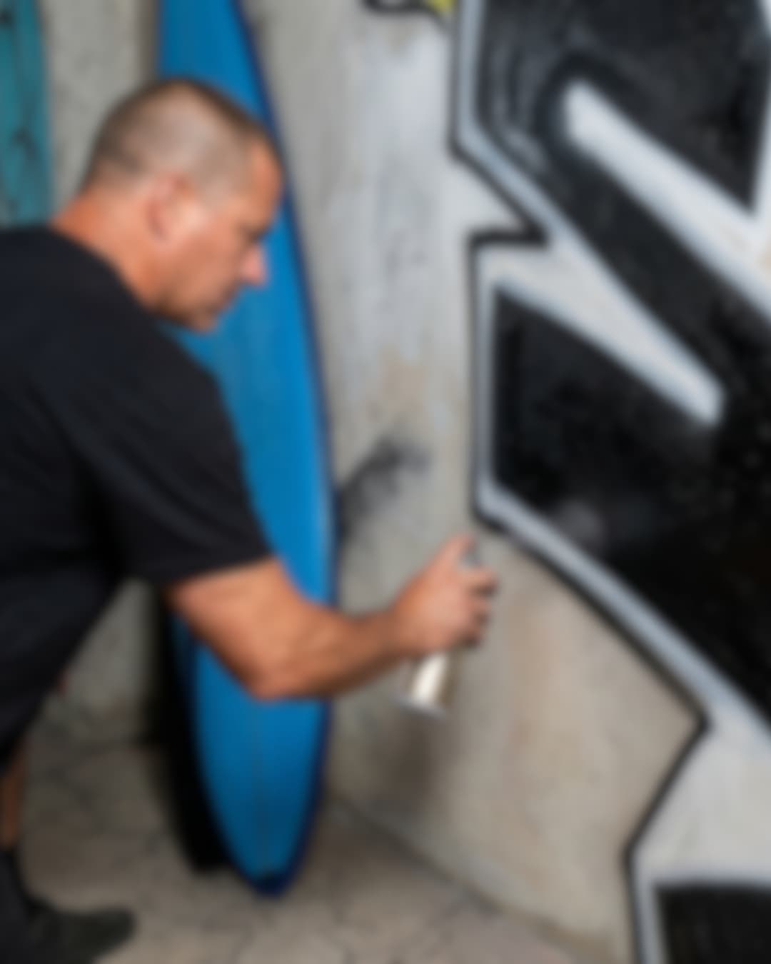 Polícia de Phuket prende turista português por pichação e detém franceses por confusão no Songkran