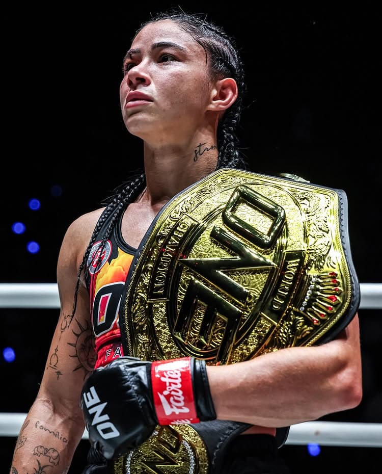 Allycia Rodrigues vence por decisão dividida e segue como campeã mundial do ONE Championship