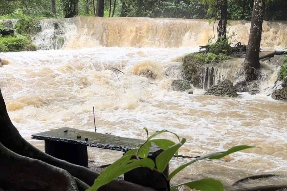 Fortes chuvas fecham cachoeira Kroeng Krawia em Kanchanaburi