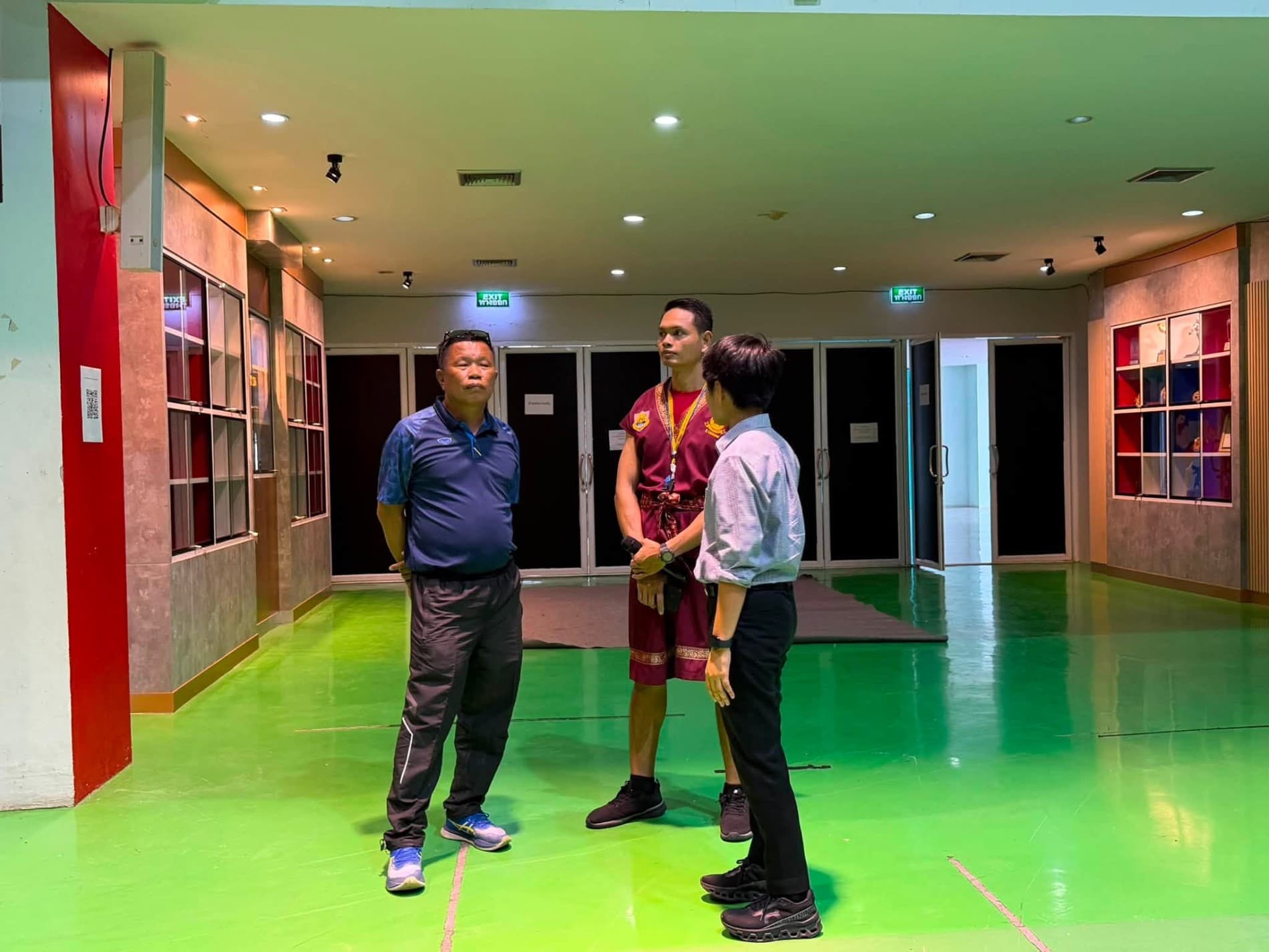 Árbitro do Rajadamnern participa de ação de Muaythai para cerca de 200 estudantes na Tailândia