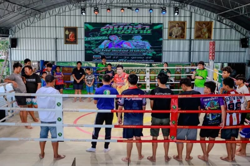 Campeão olímpico Somrak Kamsing ensina Muay Thai gratuitamente a jovens em Maha Sarakham