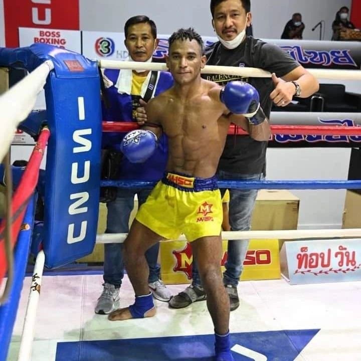 Noelisson vence mais uma dentro do Omnoi Stadium em Bangkok na Tailândia