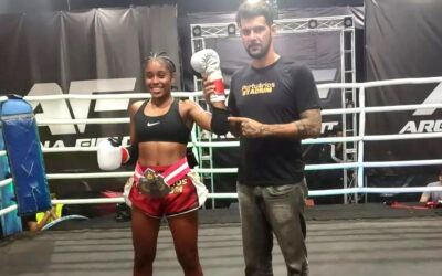 Iasmin de Jesus da equipe Garra Combat é a nova campeã até 50kg do Thai Kids