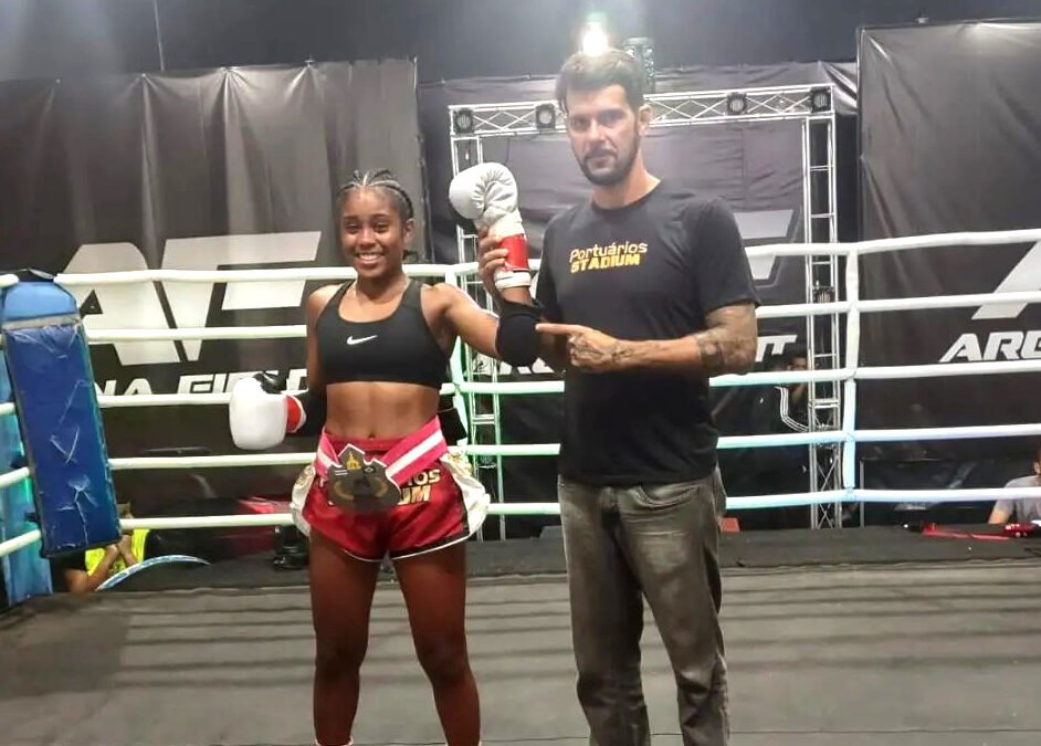 Iasmin de Jesus da equipe Garra Combat é a nova campeã até 50kg do Thai Kids