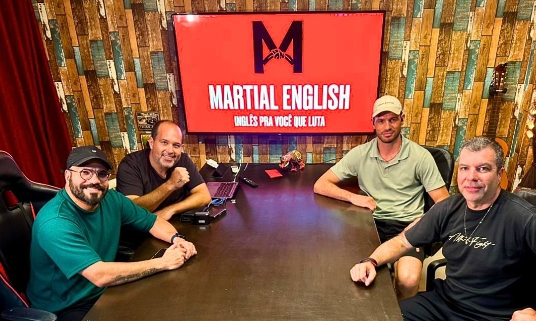 (Esquerda) Gaúdio Host do nomundao Podcast, Rapha Chatsetthanan do AcervoThai. (Direita) Emerson Bento, campeão do Attack Fight. Adriano Souza, CEO do Attack Fight.